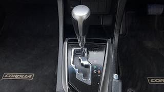 Used 2018 Toyota Corolla Altis [2017-2020] G CVT Petrol Petrol Automatic interior GEAR  KNOB VIEW