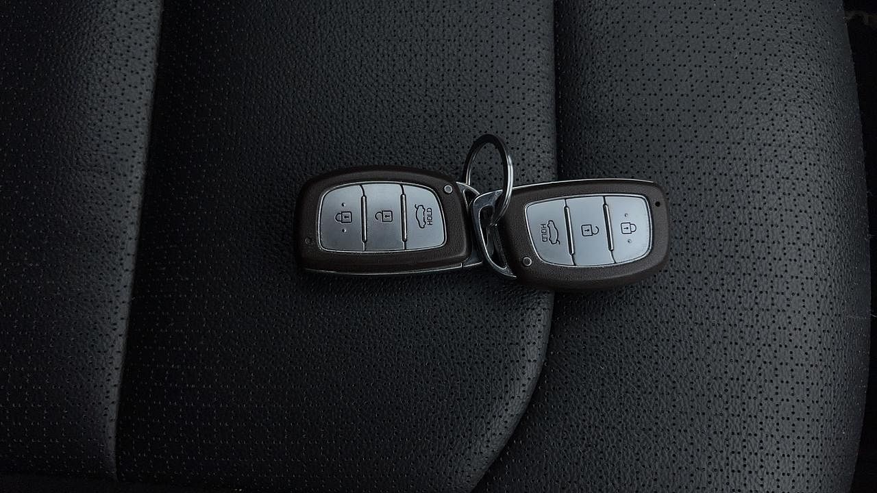 Used 2016 Hyundai Elantra [2016-2022] 2.0 SX(O) AT Petrol Automatic extra CAR KEY VIEW
