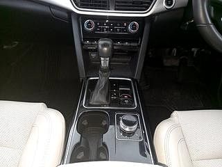 Used 2021 Mahindra XUV700 AX 7 Petrol AT Luxury Pack 7 STR Petrol Automatic interior GEAR  KNOB VIEW
