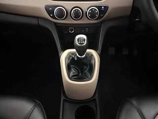 Used 2017 Hyundai Grand i10 [2017-2020] Sportz (O) 1.2 kappa VTVT Petrol Manual interior GEAR  KNOB VIEW