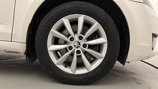 Used 2015 Skoda Octavia [2013-2017] Elegance 1.8 TSI AT Petrol Automatic tyres RIGHT FRONT TYRE RIM VIEW