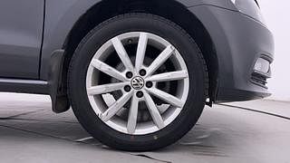Used 2017 Volkswagen Polo [2017-2019] Highline Plus 1.2L (P) Petrol Manual tyres RIGHT FRONT TYRE RIM VIEW