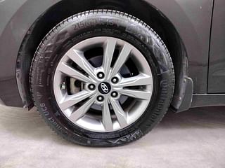 Used 2019 Hyundai Elantra [2016-2019] 1.6 SX (O) AT Diesel Automatic tyres LEFT FRONT TYRE RIM VIEW