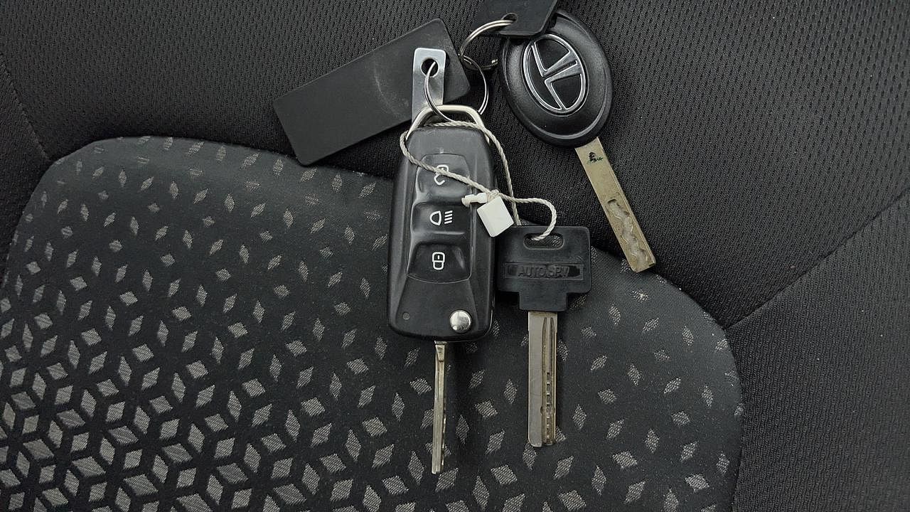 Used 2018 Tata Nexon [2017-2020] XZ Petrol Petrol Manual extra CAR KEY VIEW
