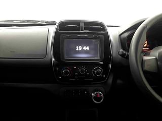 Used 2016 Renault Kwid [2015-2019] 1.0 RXT AMT Petrol Automatic interior MUSIC SYSTEM & AC CONTROL VIEW
