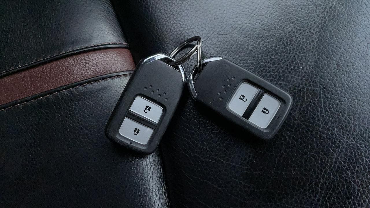 Used 2016 Honda BR-V [2016-2020] V CVT Petrol Petrol Automatic extra CAR KEY VIEW