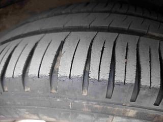 Used 2015 Honda Amaze [2013-2016] 1.2 VX AT i-VTEC Petrol Automatic tyres RIGHT FRONT TYRE TREAD VIEW