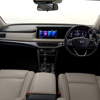 Used 2021 Mahindra XUV700 AX 7 Petrol AT 7 STR Petrol Automatic interior DASHBOARD VIEW