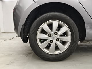 Used 2014 Hyundai i20 [2012-2014] Asta 1.4 CRDI Diesel Manual tyres RIGHT REAR TYRE RIM VIEW