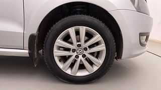 Used 2013 Volkswagen Polo [2010-2014] Highline1.2L (P) Petrol Manual tyres RIGHT FRONT TYRE RIM VIEW