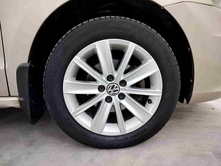 Used 2016 Volkswagen Vento [2015-2019] Highline Diesel AT Diesel Automatic tyres RIGHT FRONT TYRE RIM VIEW