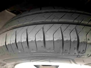 Used 2016 Renault Kwid [2015-2019] 1.0 RXT AMT Petrol Automatic tyres RIGHT FRONT TYRE TREAD VIEW