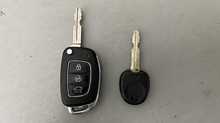 Used 2018 Hyundai Xcent [2017-2019] SX Petrol Petrol Manual extra CAR KEY VIEW