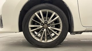 Used 2015 Toyota Corolla Altis [2014-2017] VL AT Petrol Petrol Automatic tyres LEFT FRONT TYRE RIM VIEW