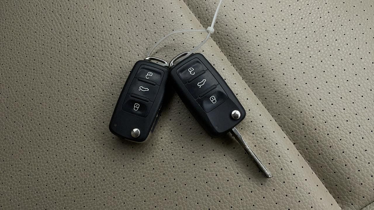 Used 2016 Volkswagen Vento [2015-2019] Highline Petrol AT Petrol Automatic extra CAR KEY VIEW