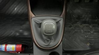 Used 2022 Hyundai Aura S 1.2 CNG Petrol Petrol+cng Manual interior GEAR  KNOB VIEW
