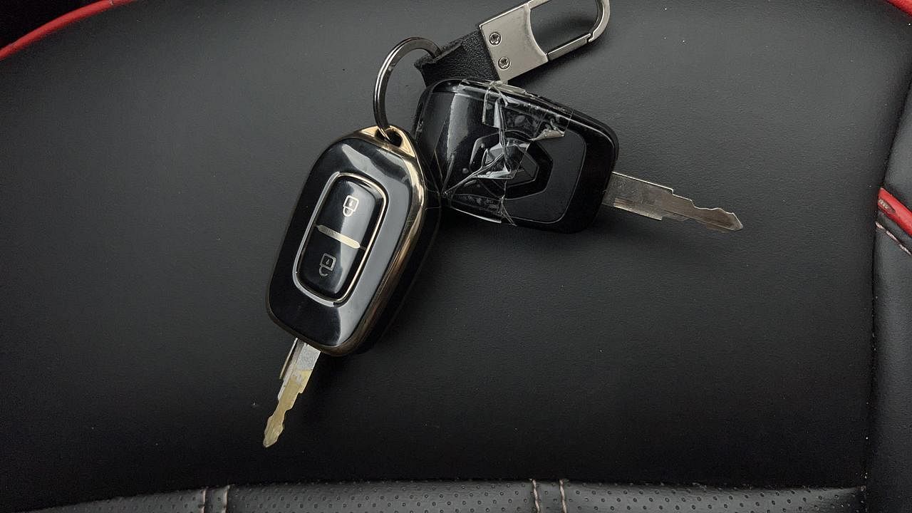 Used 2020 Renault Kwid 1.0 RXT Opt Petrol Manual extra CAR KEY VIEW