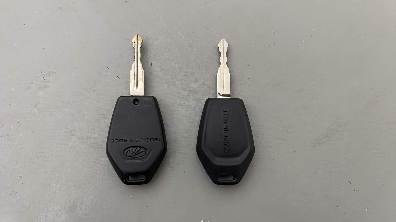 Used 2018 Mahindra TUV300 [2015-2020] T10 Diesel Manual extra CAR KEY VIEW