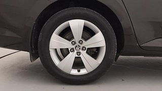 Used 2018 Skoda Superb [2016-2020] Style TSI AT Petrol Automatic tyres RIGHT REAR TYRE RIM VIEW