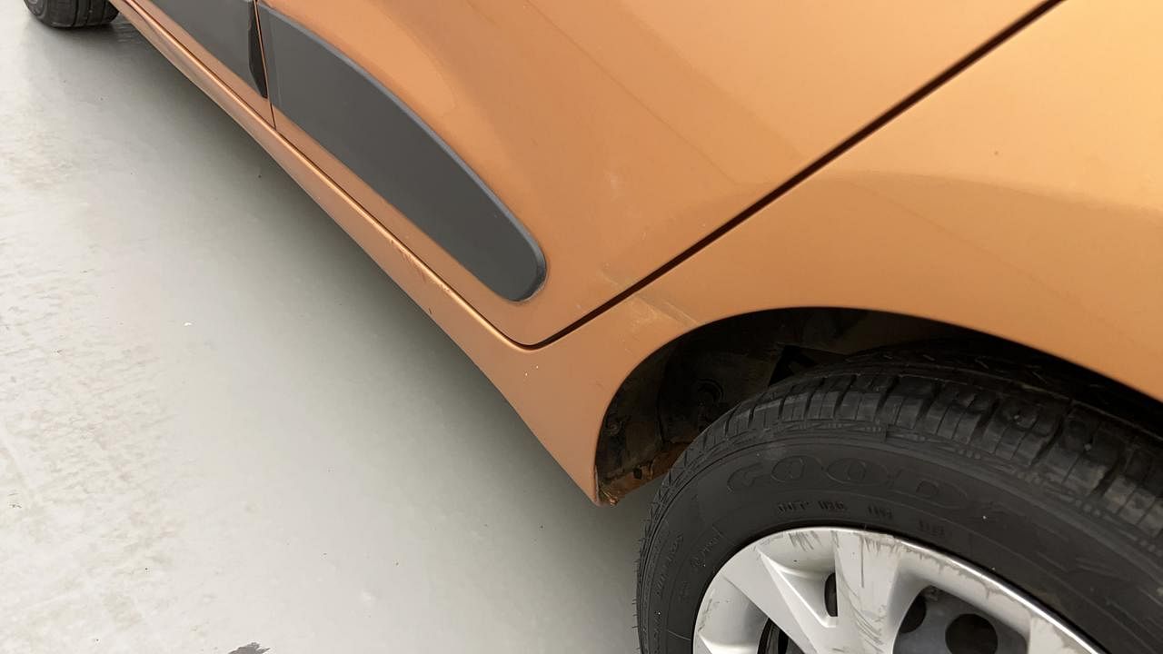 Used 2016 Hyundai Grand i10 [2013-2017] Sportz 1.2 Kappa VTVT CNG (Outside Fitted) Petrol+cng Manual dents MINOR DENT