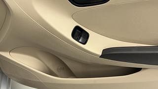 Used 2015 Hyundai Eon [2011-2018] Era + Petrol Manual top_features Door pockets