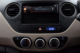 Used 2016 Hyundai Grand i10 [2013-2017] Magna AT 1.2 Kappa VTVT Petrol Automatic interior MUSIC SYSTEM & AC CONTROL VIEW