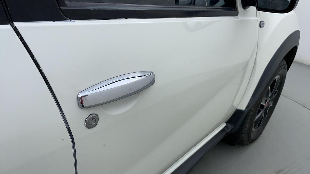 Used 2016 Renault Duster [2015-2019] 85 PS RXS MT Diesel Manual dents MINOR SCRATCH