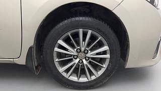 Used 2015 Toyota Corolla Altis [2014-2017] VL AT Petrol Petrol Automatic tyres RIGHT FRONT TYRE RIM VIEW