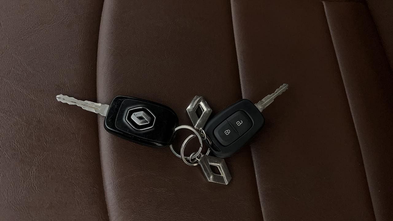 Used 2021 Renault Duster [2020-2022] RXZ Petrol Petrol Manual extra CAR KEY VIEW