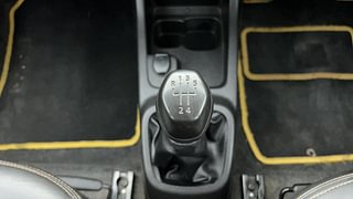 Used 2017 Renault Kwid [2015-2019] RXT Petrol Manual interior GEAR  KNOB VIEW