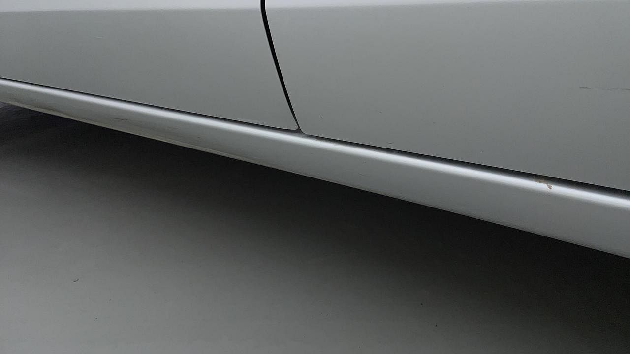 Used 2022 Maruti Suzuki Swift VXI Petrol Manual dents MINOR DENT