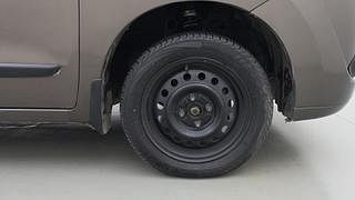 Used 2010 Maruti Suzuki Wagon R 1.0 [2010-2019] VXi Petrol Manual tyres RIGHT FRONT TYRE RIM VIEW