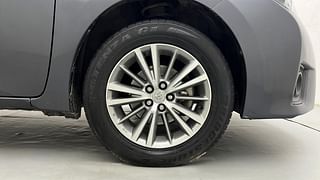 Used 2016 Toyota Corolla Altis [2014-2017] VL AT Petrol Petrol Automatic tyres RIGHT FRONT TYRE RIM VIEW