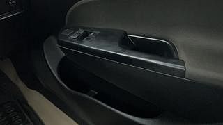 Used 2016 Maruti Suzuki Swift [2014-2017] LXI (O) Petrol Manual top_features Door pockets