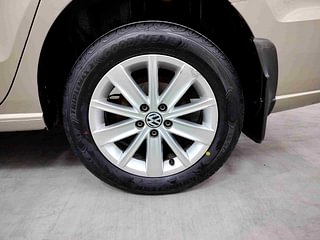 Used 2016 Volkswagen Vento [2015-2019] Highline Diesel AT Diesel Automatic tyres LEFT REAR TYRE RIM VIEW