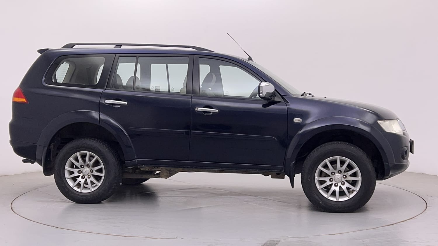 New Mitsubishi Pajero Sport exterior RIGHT SIDE VIEW