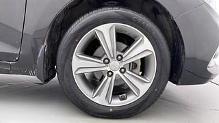 Used 2018 Hyundai Verna [2017-2020] 1.6 VTVT SX (O) Petrol Manual tyres RIGHT FRONT TYRE RIM VIEW