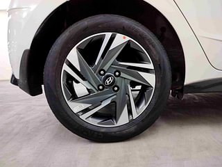 Used 2020 Hyundai New i20 Asta (O) 1.5 MT Diesel Manual tyres RIGHT REAR TYRE RIM VIEW