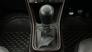 Used 2015 Maruti Suzuki S-Cross Alpha 1.6 Diesel Manual interior GEAR  KNOB VIEW