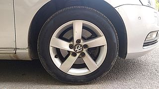 Used 2012 Volkswagen Passat [2011-2014] Highline DSG Diesel Automatic tyres RIGHT FRONT TYRE RIM VIEW