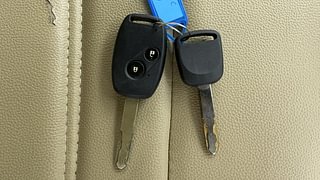 Used 2013 Honda Brio [2011-2016] V MT Petrol Manual extra CAR KEY VIEW