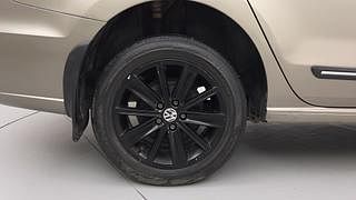 Used 2015 Volkswagen Vento [2015-2019] Highline Petrol AT Petrol Automatic tyres RIGHT REAR TYRE RIM VIEW