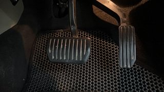 Used 2017 Land Rover Discovery Sport [2015-2020] HSE 7-Seater Diesel Automatic interior PEDALS VIEW