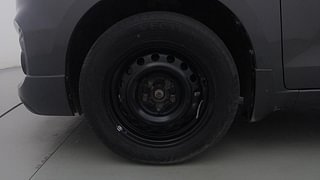 Used 2017 Maruti Suzuki Ertiga [2015-2018] VXI AT Petrol Automatic tyres LEFT FRONT TYRE RIM VIEW