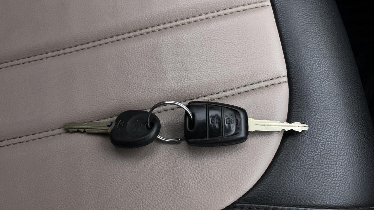 Used 2019 Hyundai Grand i10 [2017-2020] Sportz 1.2 Kappa VTVT Dual Tone Petrol Manual extra CAR KEY VIEW