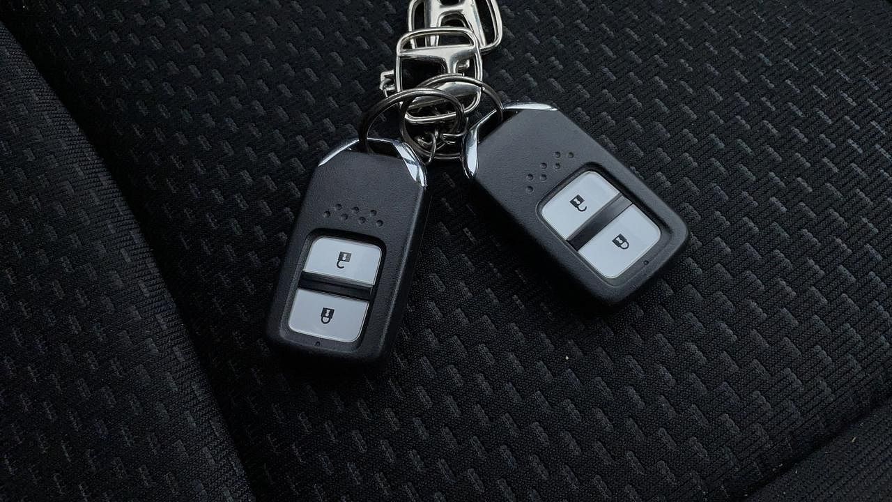 Used 2017 Honda BR-V [2016-2020] V MT Petrol Petrol Manual extra CAR KEY VIEW
