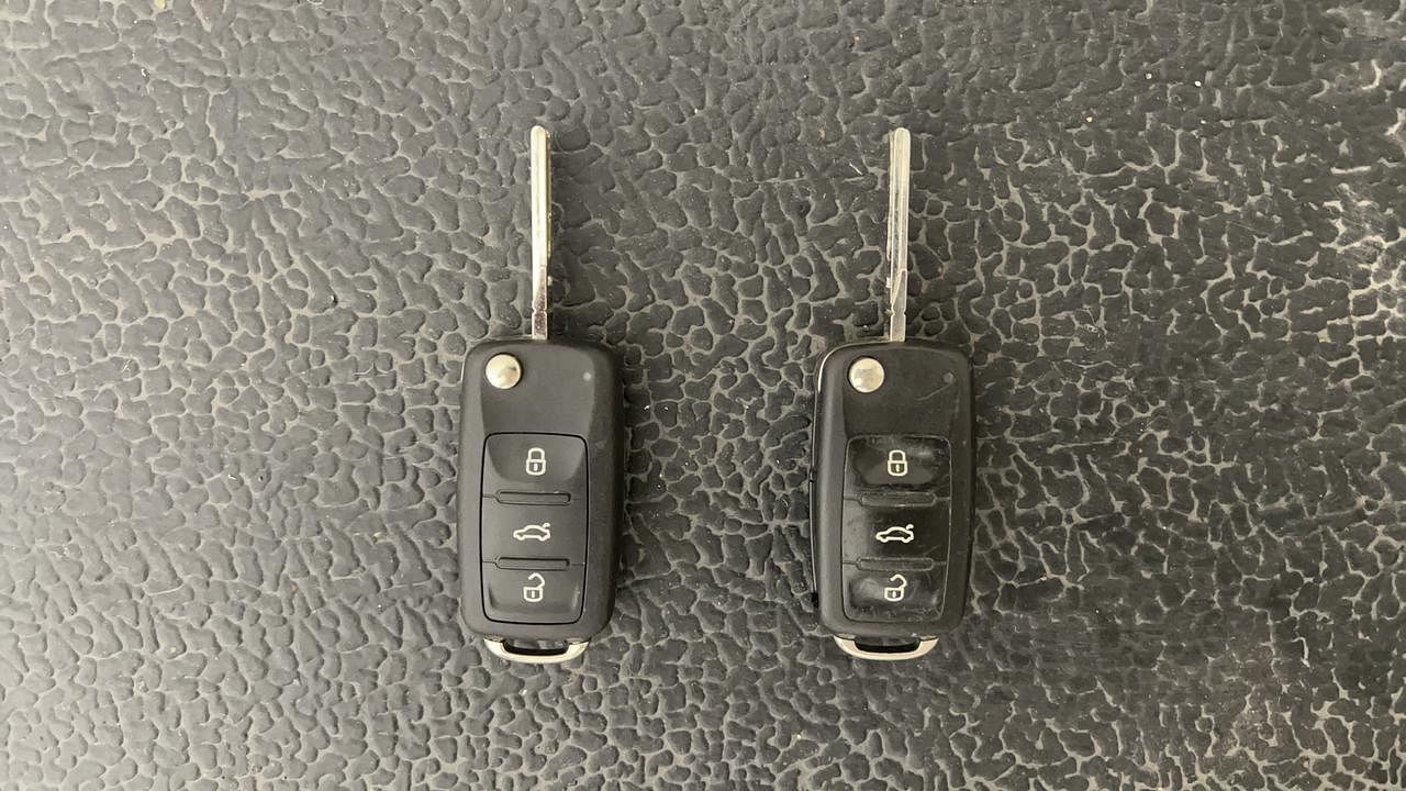 Used 2016 Volkswagen Ameo [2016-2020] Highline1.2L (P) Petrol Manual extra CAR KEY VIEW