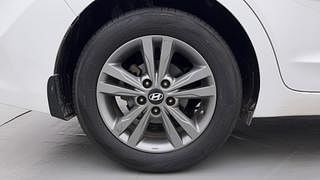 Used 2016 Hyundai Elantra [2016-2022] 2.0 SX(O) AT Petrol Automatic tyres RIGHT REAR TYRE RIM VIEW