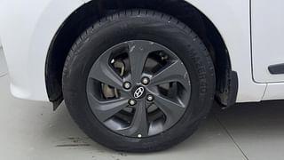 Used 2018 Hyundai Grand i10 [2017-2020] Sportz 1.2 Kappa VTVT Dual Tone Petrol Manual tyres LEFT FRONT TYRE RIM VIEW