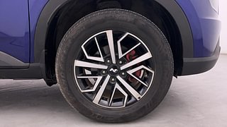 Used 2022 Hyundai Venue N-Line N8 DCT Dual tone Petrol Automatic tyres RIGHT FRONT TYRE RIM VIEW